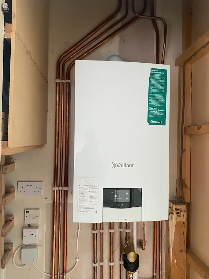 Neat boiler pipework